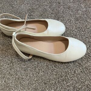 Girls ballet flats.